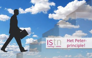 Het Peter Princple: medewerkers groeien een competentieniveau verder dan waar ze geschikt voor zijn.